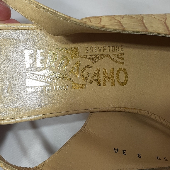 Salvatore Ferragamo cream and tan heels - Picture 3 of 11